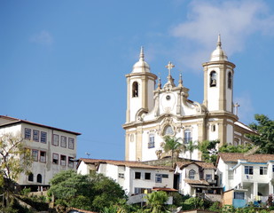Fototapeta na wymiar Barokowy kościół i domy w Ouro Preto, Brazylia.