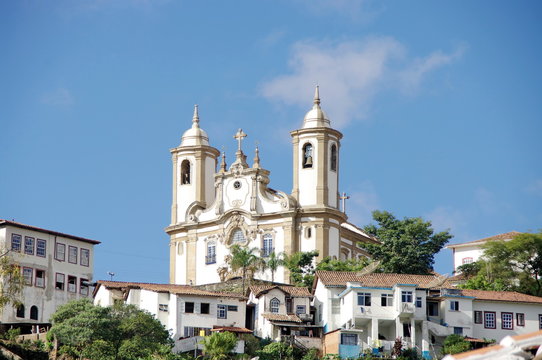 Eglise barioque et maisons d'Ouro Preto, Brésil.