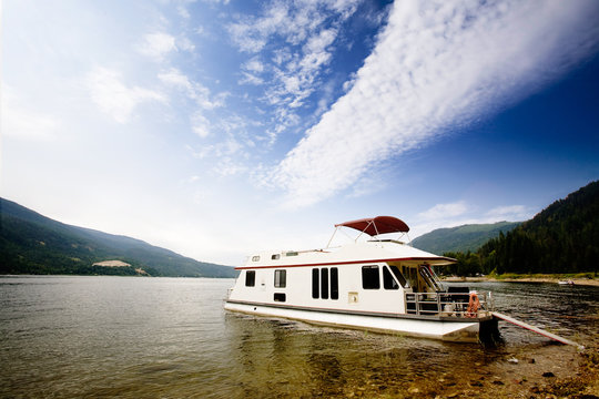 Fototapeta A house boat on a lake on a beautiful day