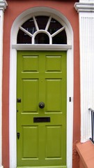 Porte d'un immeuble branché de Londres