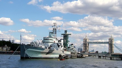 Fototapeta premium London, navire de guerre et Tower Bridge