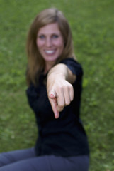 Obraz premium Beautifull young woman pointing at the camera and smiling