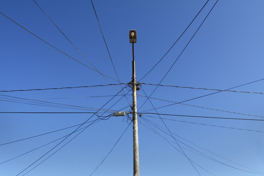 Wires connecting to a light pole