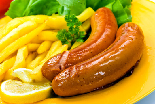 Deutsche Bratwurst,Pommes-Frites,Salat