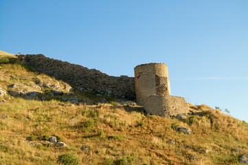 Fototapeta na wymiar Kominiarki zamku o zachodzie słońca na tle niebieskiego nieba