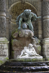 Fototapeta na wymiar Fontaine de Medicis - Jardin du Luxembourg - Paryż