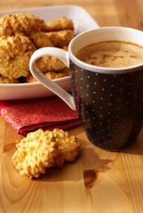 becher kaffee und butterkekse