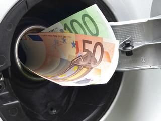 Benzinpreise steigen Auto Tankstelle - Benzin wird teuer