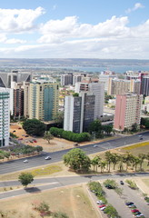 Obraz premium Vue aérienne de Brasilia, Routes et immeubles; Brésil.