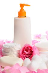 Obraz na płótnie Canvas Naturalne kosmetyki z płatków róż samodzielnie nad białym