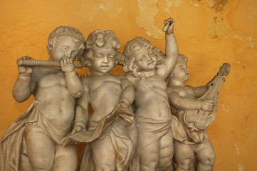 Statue of 4 little angels playing musical instruments