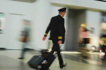 Obraz premium A man in hurry in airport hall