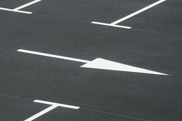 Fl&egrave;che de signalisation routi&egrave;re