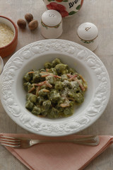 Gnocchetti verdi panna e prosciutto. Primi Trentino Alto Adige