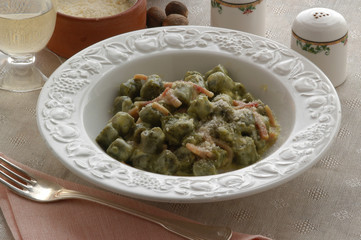 Gnocchetti verdi panna e prosciutto. Primi Trentino Alto Adige