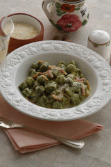 Gnocchetti verdi panna e prosciutto. Primi Trentino Alto Adige