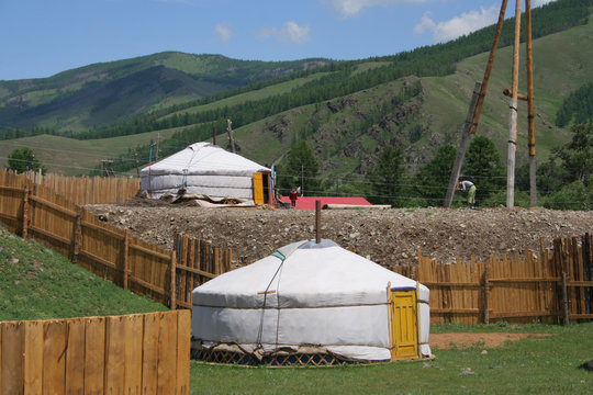 Yourtes dans un village mongol