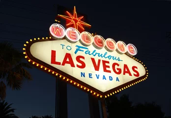 Zelfklevend Fotobehang Welcome To Las Vegas-neonbord & 39 s nachts © cphoto