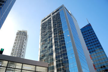 Fototapeta na wymiar modern building on a background of blue sky