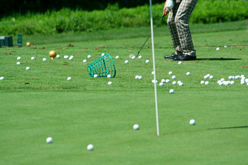 Obraz premium A Golfer in retro pants practicing