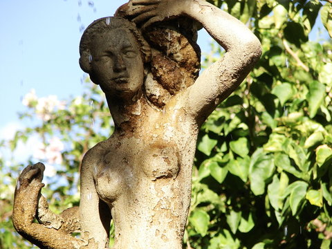 Est&aacute;tua de mulher