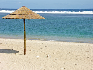 parasol sur plage tropicale