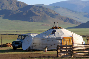 Yourte et sa parabole en mongolie