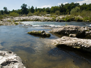 Rochers sur la rivière sauvage