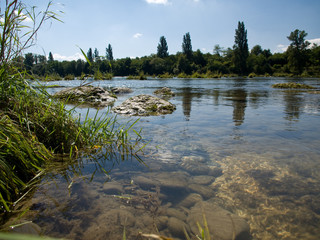 Rivière, rochers, et fond transparent