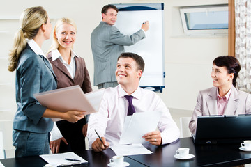 Obraz premium Portrait of several businesspeople interacting