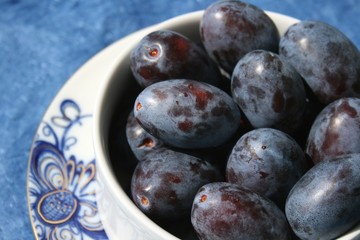 plums in a bowl