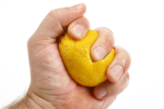 Zitrone auspressen