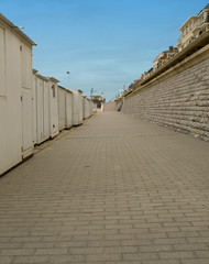 Entrée de la plage dos aux cabines