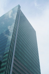 Obraz na płótnie Canvas Corporate budynku dominuje na niebie o poranku