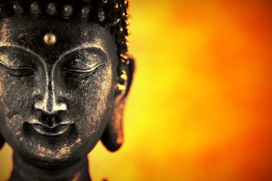 Statue de Buddhasur fond de lumi&egrave;re