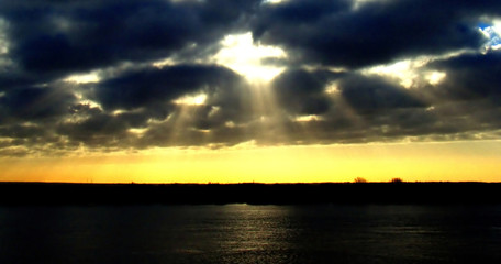 Fototapeta premium Gewitterhimmel in Abendstimmung über See
