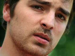 Obraz premium ungluecklicher junger mann