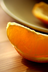 stillleben mit orange im warmen licht