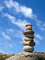 Fototapeta na wymiar Stos siedmiu zrównoważonego kamienie.