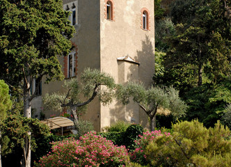 Naklejka premium scorcio di castello e villa in liguria