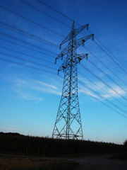 Die Stütze der Starkstromleitung