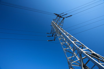 Fototapeta na wymiar Pylon energii elektrycznej stali na błękitnym niebie