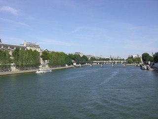 Fototapeta na wymiar Quais et Seine
