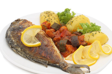 Dorado mit Ratatouille und Kartoffeln