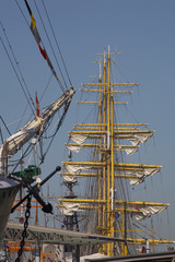 Masten eines Segelschiffes im Hamburger Hafen