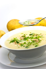 Kartoffel-Krem-Suppe mit Fleischbällchen