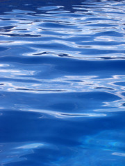 Eau bleue et reflets