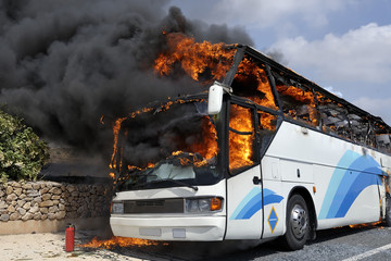 Autobus ardiendo © Joaquín Zamora