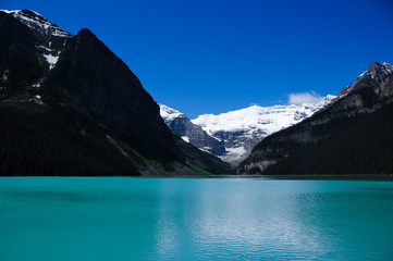 Obraz premium blue lake and some mountain in canada