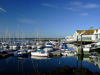Fototapeta na wymiar Jachty zacumowane w Ocean Village, Southampton